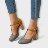 Graue Pumps mit Blockabsatz, goldfarbenem Riemchen und Schnallenverschluss