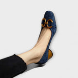 Dunkelblaue Pumps mit runder Spitze, Blockabsatz und goldfarbener Zier-Schlaufe