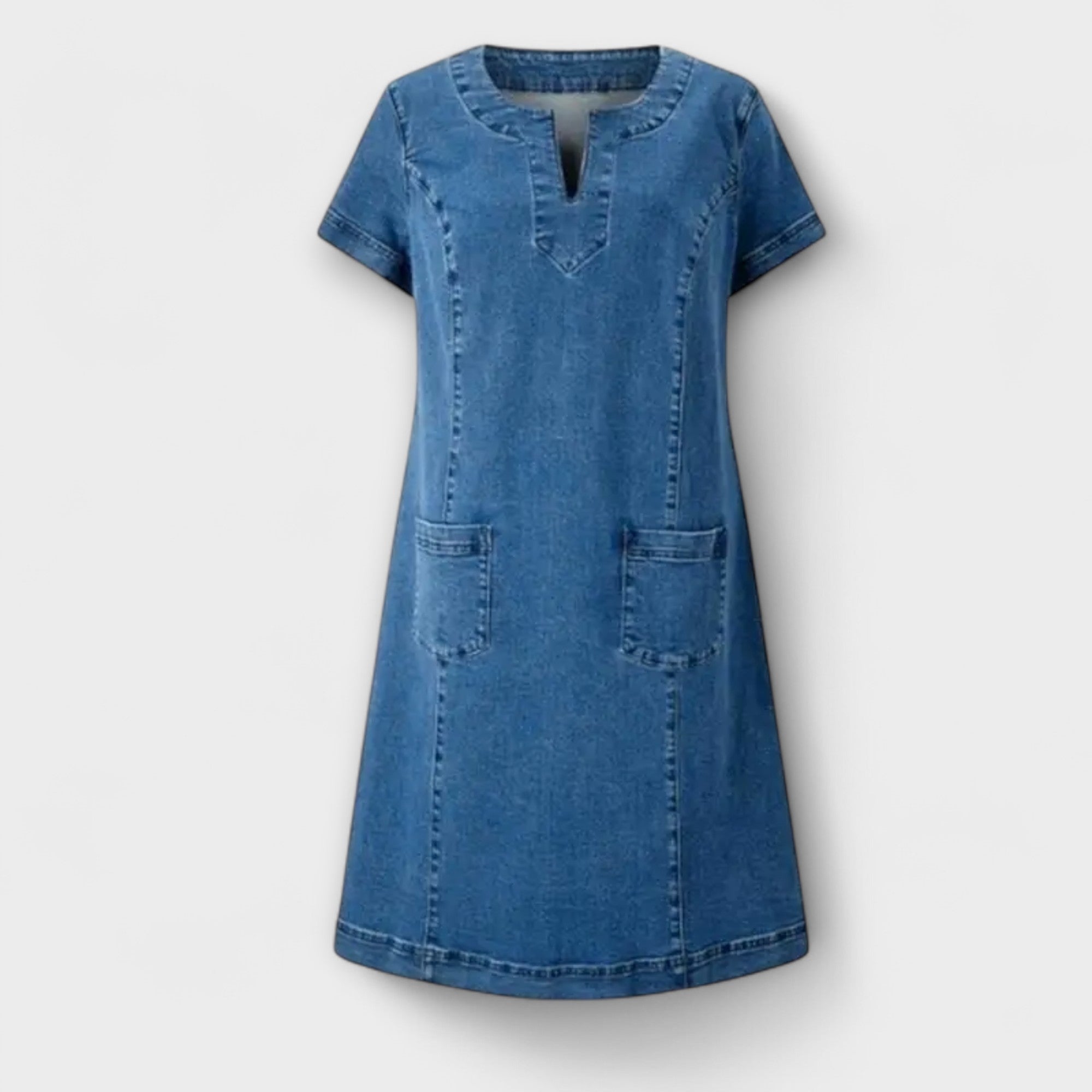 Mathea Jeanskleid aus Denim im Standfoto, V-Ausschnitt und zwei Brusttaschen