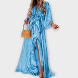Blaues Maxikleid mit V-Ausschnitt, Knopfleiste und gerafftem Oberteil, gemustert