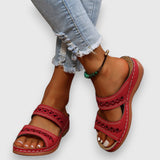 Rote orthopädische Sandalen mit breiten Riemen, Zehenöffnung und Kontraststeppung