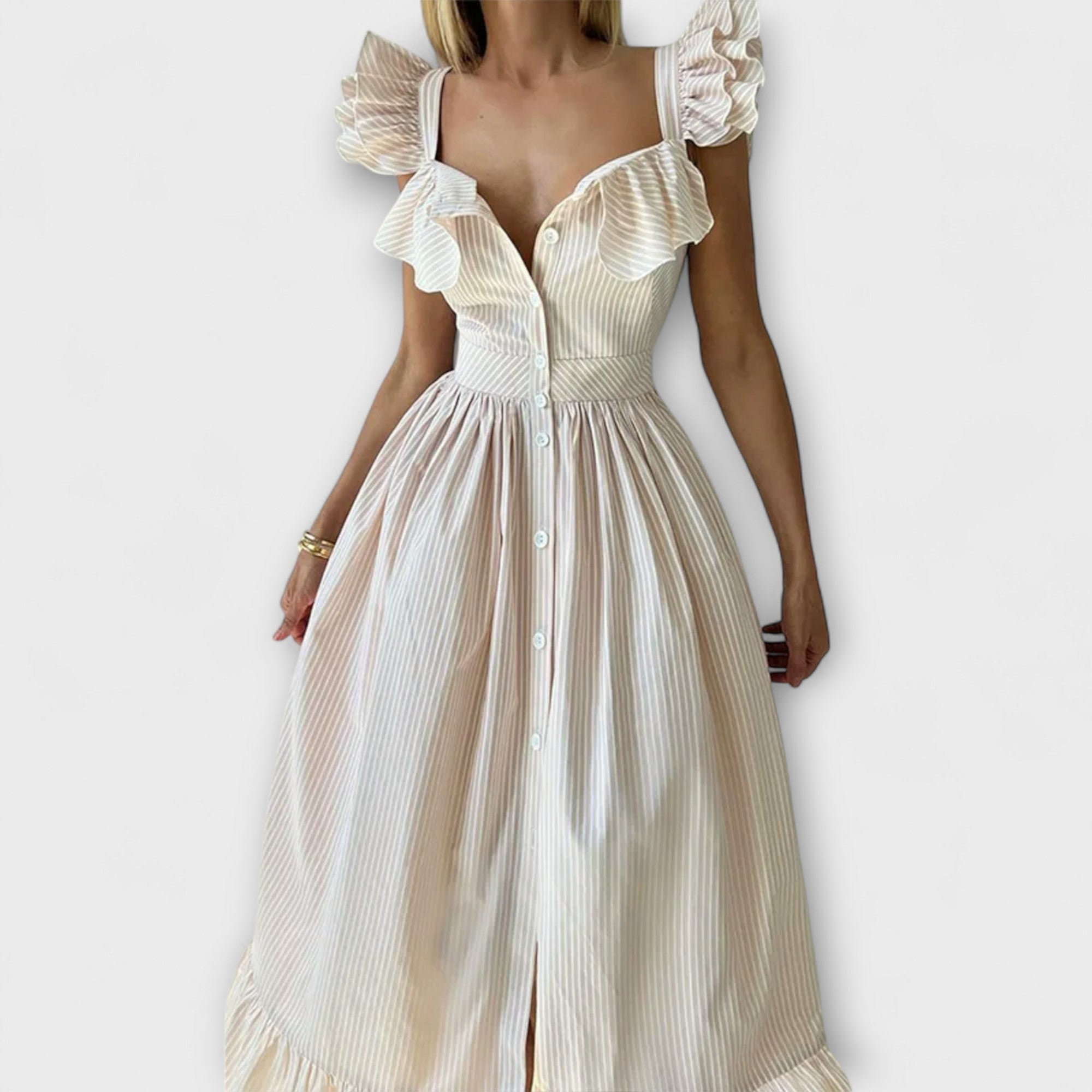 Cremefarbenes Rüschenshirt-Kleid mit Schulterrüschen, Knopfleiste vorn und Faltenrock.