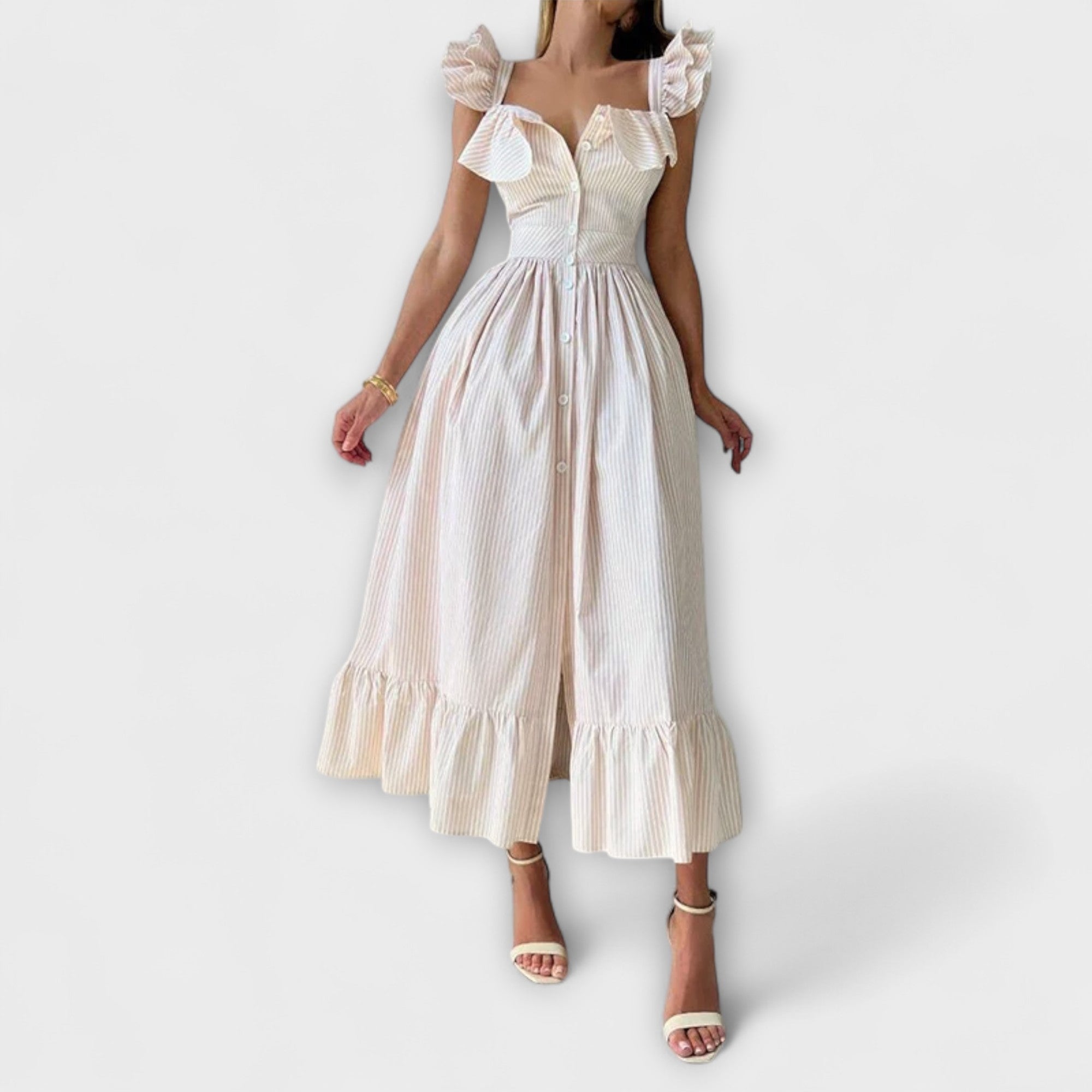 Cremefarbenes Rüschenshirt-Kleid mit Schulterrüschen, Knopfleiste bis zum Saum und gerafftem Rock.