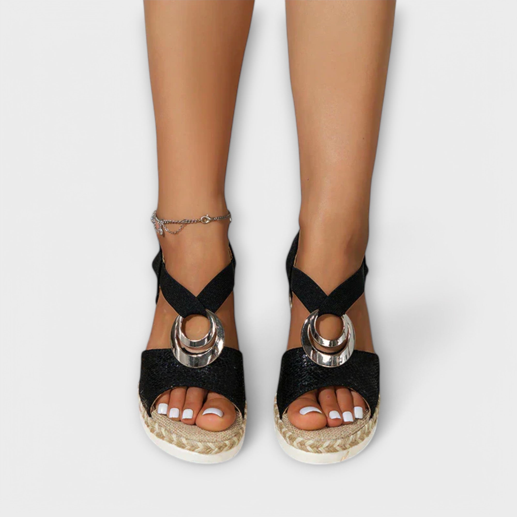 Freizeit-Sandalen mit Keilabsatz, schwarze Riemen und silberne Zierschnallen