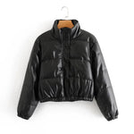 Schwarze Bomberjacke mit wattierter Steppung, Knopfleiste und elastischen Bündchen.