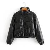Schwarze Bomberjacke mit wattierter Steppung, Knopfleiste und elastischen Bündchen.