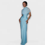 Hellblaues Kleid mit Rollkragen, drapiert, fließender Rock bis zum Boden