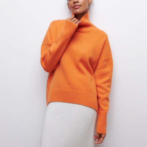 Orangefarbener Rollkragenpullover mit geripptem Kragen und Bündchen, weich gestrickt.