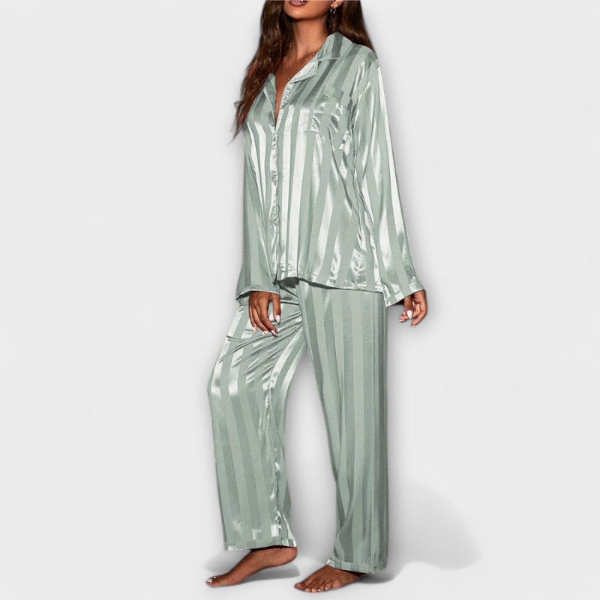 Satin-Pyjama-Set in Grün mit Knopfleiste, Langarmoberteil und weitem Hosenbein