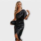 Schwarzes Satin-Abendkleid mit V-Ausschnitt, drapierter Taille und Seitenschlitz