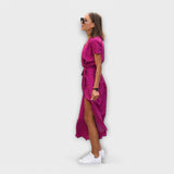 Eshel bequemes Kleid mit V-Ausschnitt, kurzem Ärmel, gepunktetem Pink und Seitenschlitz