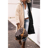 Wendermantel mit Teddykragen, schwarze Steppjacke und offener Front