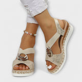 Freizeit-Sandalen mit Keilabsatz, cremefarbenes Textil mit silberner Ring-Schnalle