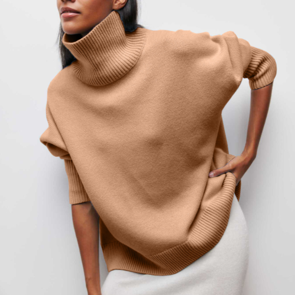 Karamellbrauner Rollkragenpullover mit geripptem Stehkragen und Ärmelbündchen, gemütlich.