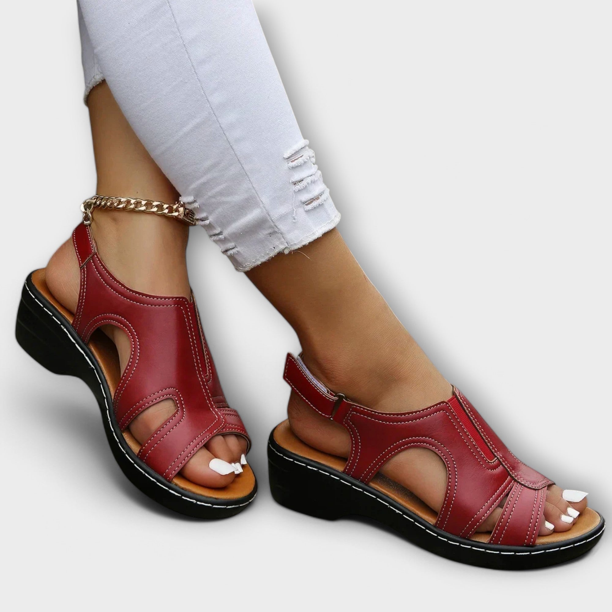 Orthopädische Ledersandalen in Rot mit Kette am Knöchel und gepolsterter Zehenpartie