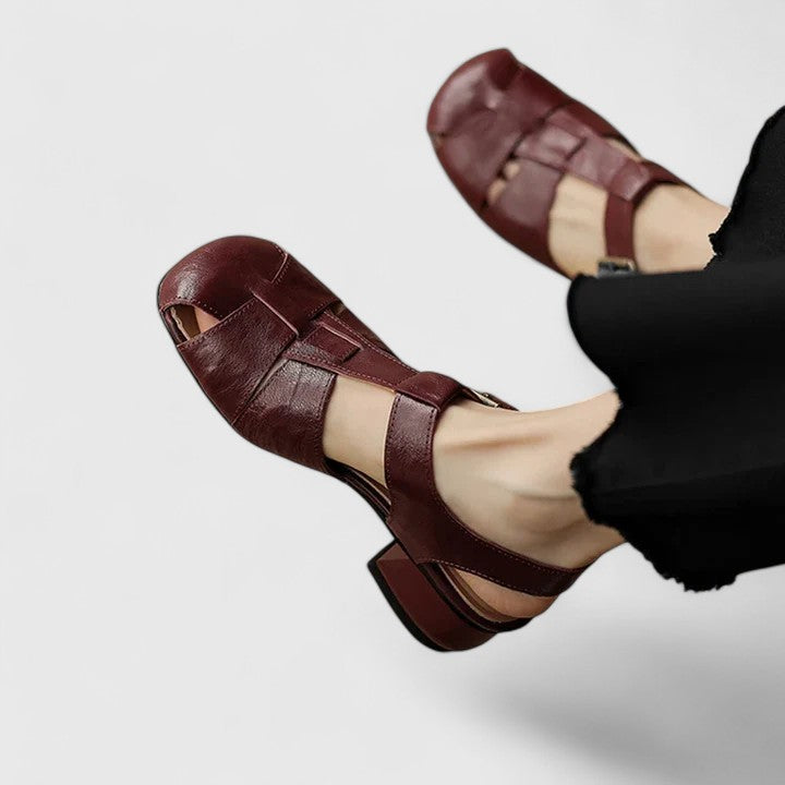 Elegante Ledersandalen in Dunkelbraun mit Riemen und Schnalle, flachem Blockabsatz