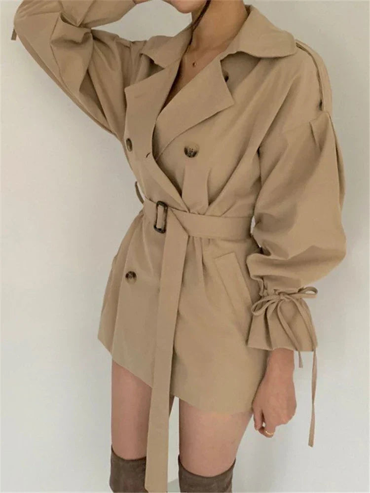 Wintermantelkleid Flora Khaki, breiter Kragen, Taillengürtel mit Schnalle, Schleifen an Ärmeln