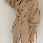 Wintermantelkleid Flora Khaki, breiter Kragen, Taillengürtel mit Schnalle, Schleifen an Ärmeln