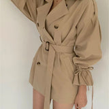 Wintermantelkleid Flora Khaki, breiter Kragen, Taillengürtel mit Schnalle, Schleifen an Ärmeln