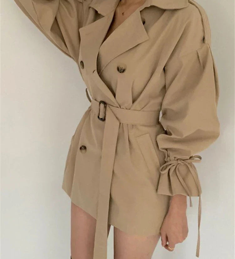 Wintermantelkleid Flora Khaki, breiter Kragen, Taillengürtel mit Schnalle, Schleifen an Ärmeln