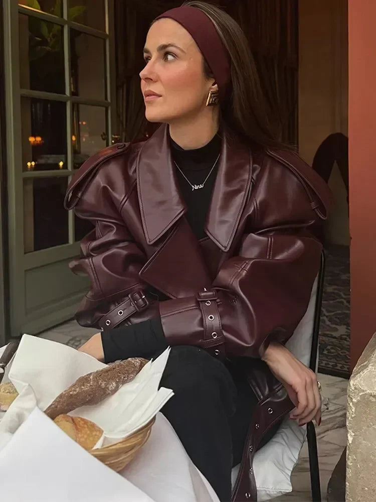 Bordeauxfarbene Lederjacke mit Stehkragen, breitem Revers und Knopfleiste