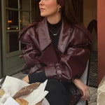 Bordeauxfarbene Lederjacke mit Stehkragen, breitem Revers und Knopfleiste