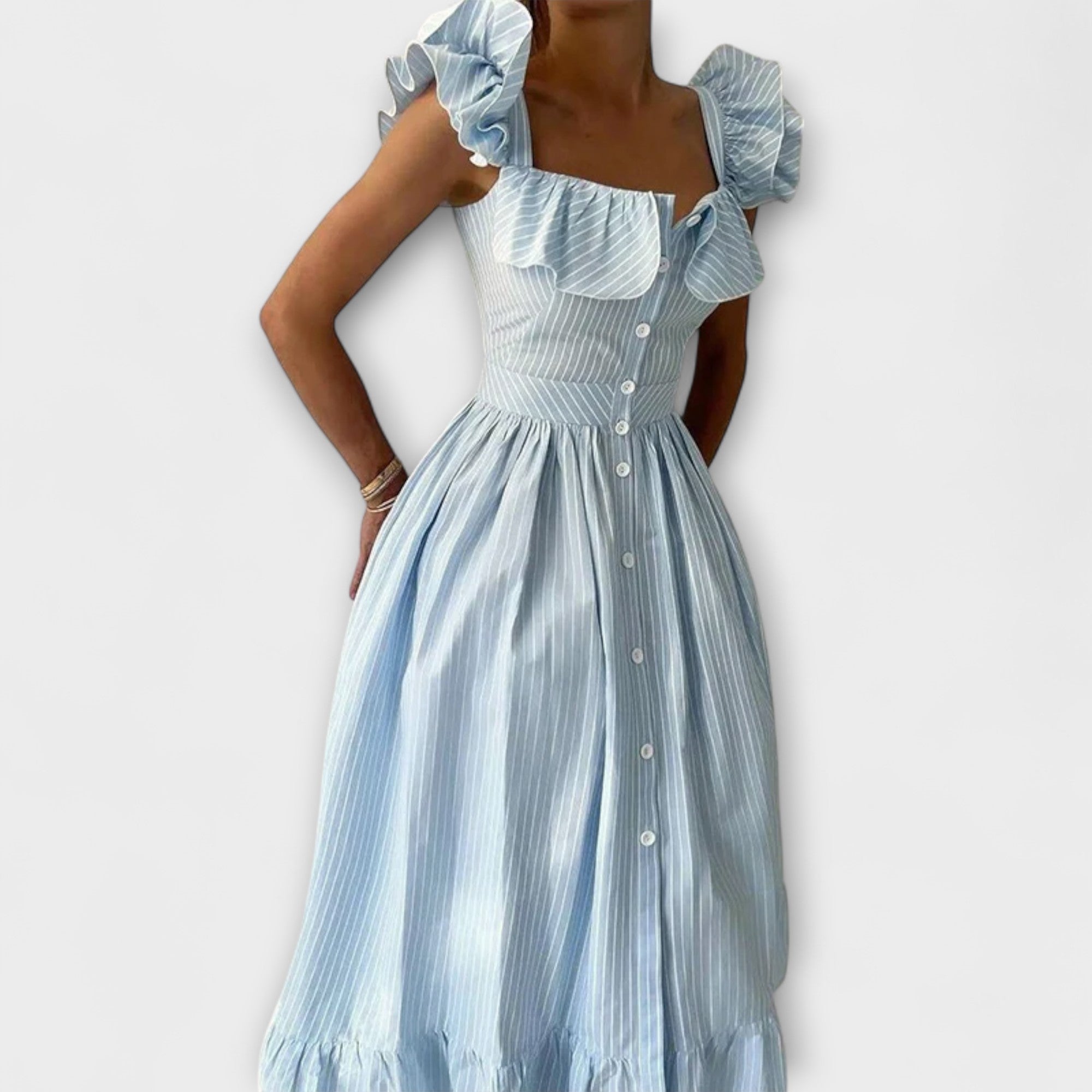 Hellblaues Rüschenshirt-Kleid mit Schulterrüschen, eckigem Ausschnitt und Knopfleiste vorn.