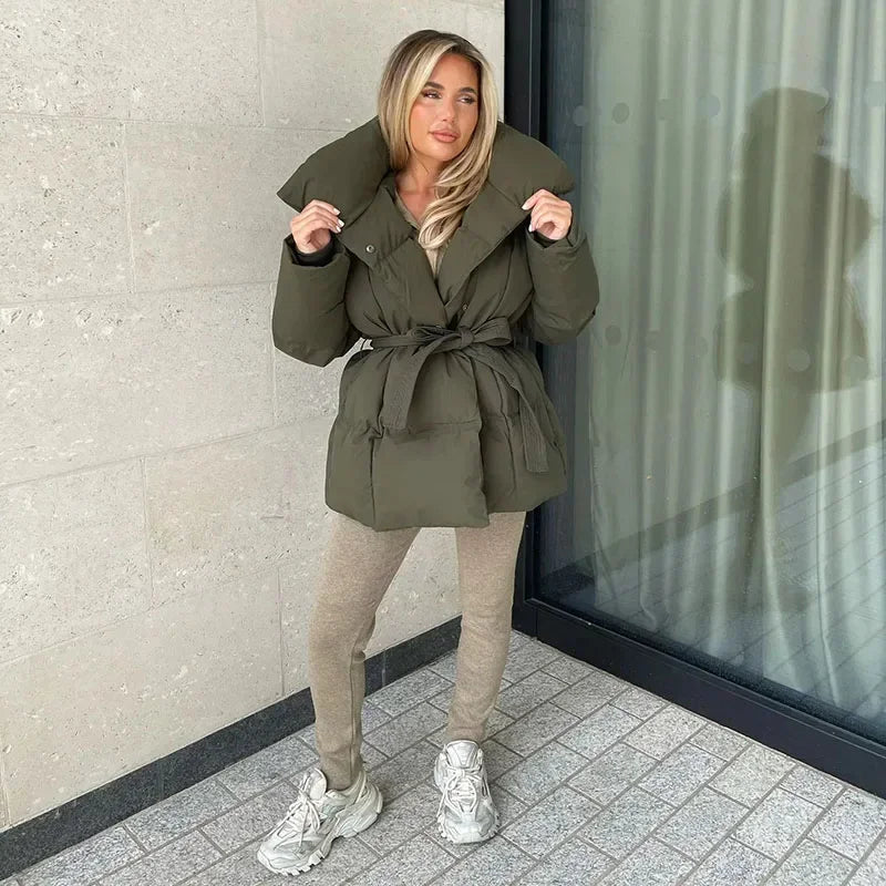 Dunkelgrüne Steppjacke mit Kapuze und Taillengürtel, geknöpft