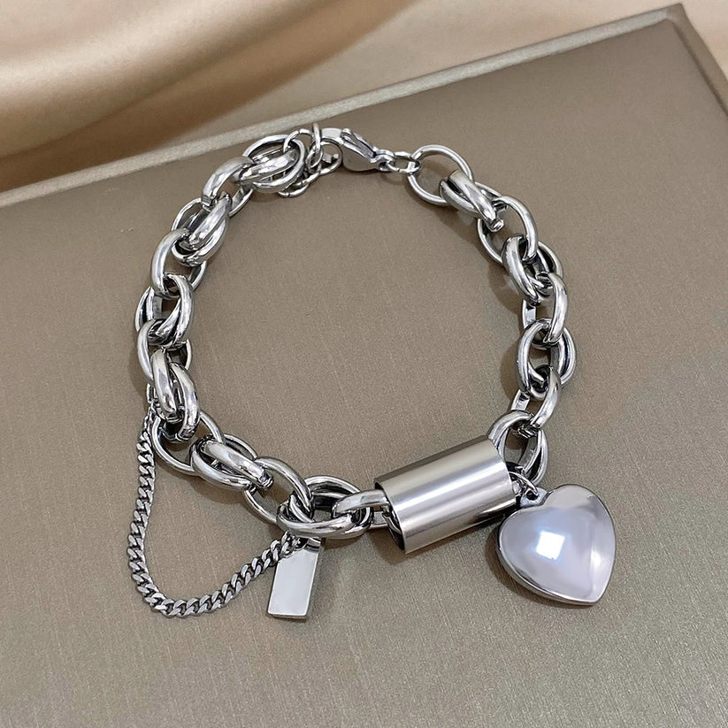 Silberfarbenes, grobgliedriges Armband mit Herzanhänger und Kettenanhängern