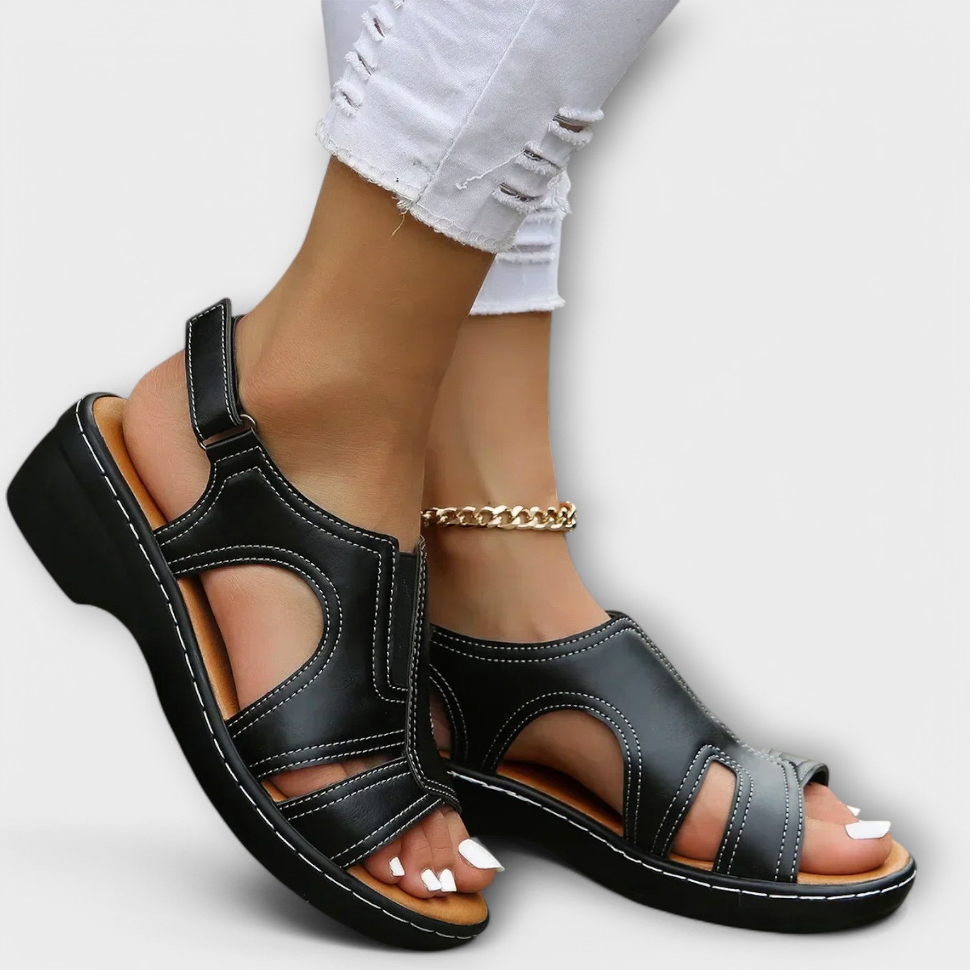 Orthopädische Ledersandalen in Schwarz mit Knöchelriemen, Kette und breitem Absatz