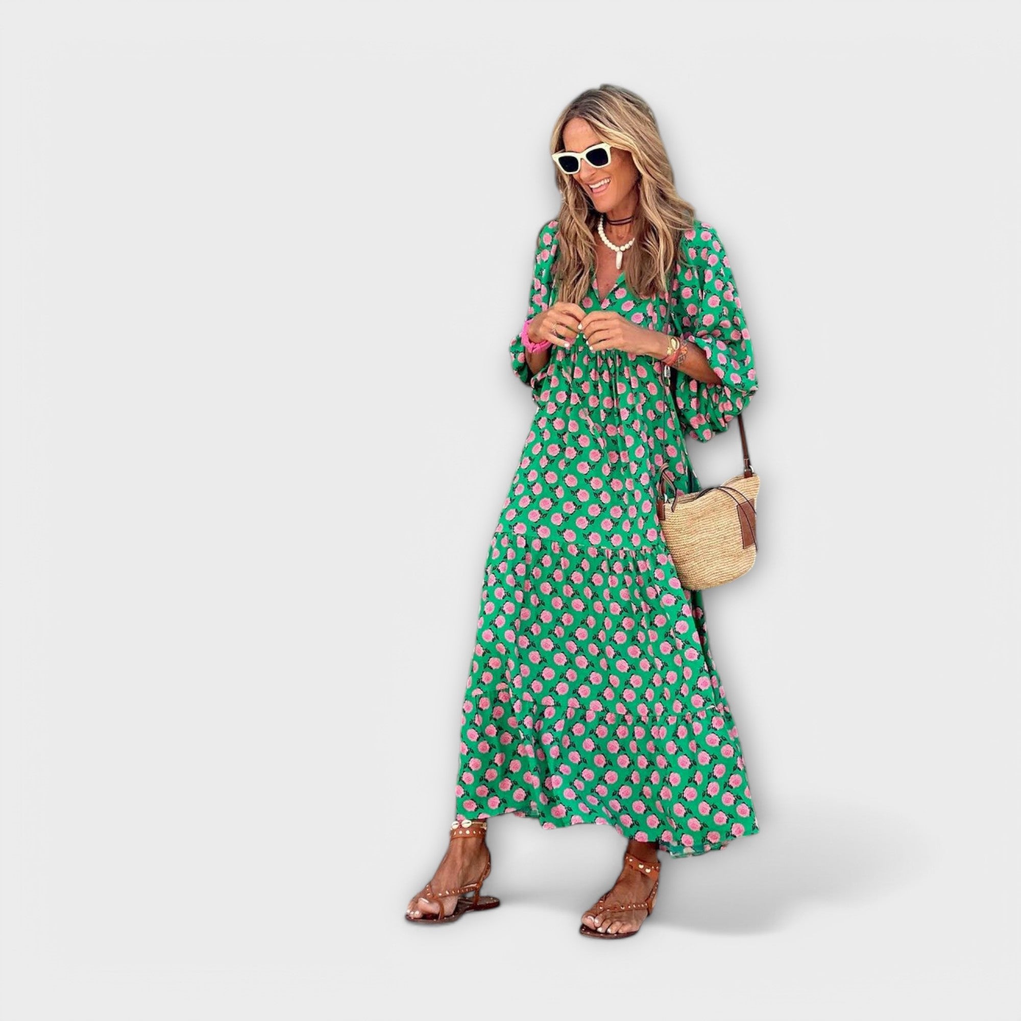 Grünes Maxikleid mit V-Ausschnitt, weitem Glockenrock und geometrischer Punkteoptik