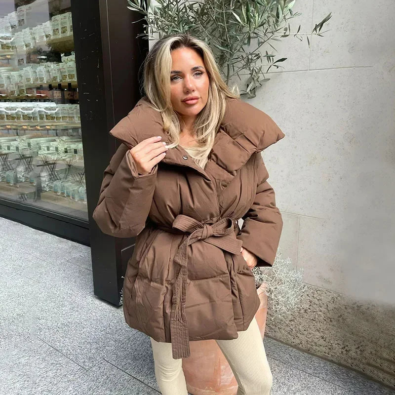 Braune Steppjacke mit Kapuze und Taillengürtel, seitlich mit Taschen