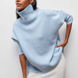 Heller Blau-Rollkragenpullover, gerippter Rollkragen und Ärmelbündchen, seitliche Trageansicht.