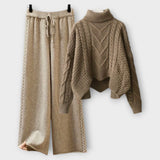 Beiges Strickset mit Zopfmuster: Rollkragenpullover und weite Strickhose mit Kordel