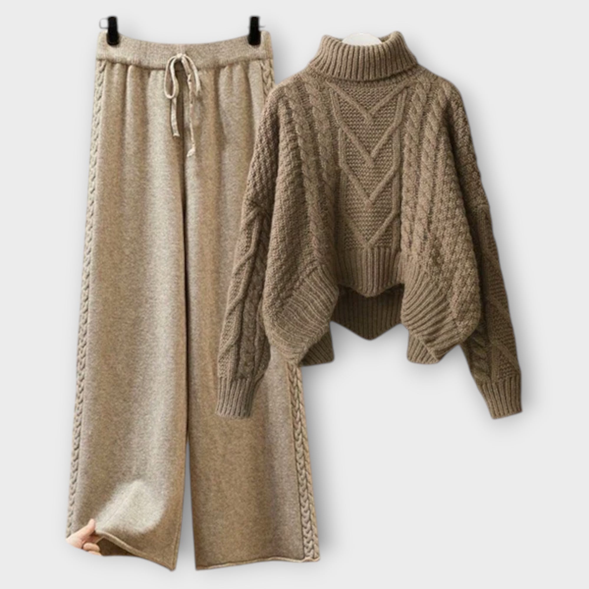 Beiges Strickset mit Zopfmuster: Rollkragenpullover und weite Strickhose mit Kordel