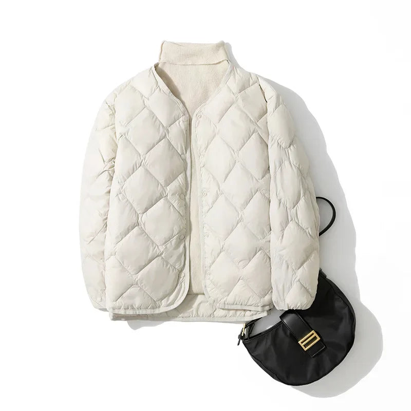 Ultraleichte Steppjacke in Weiß, Stehkragen, Reißverschluss, mit kleiner Tasche