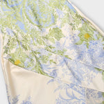 Nahaufnahme: Bandeau-Oberteil mit Pastell-Floralmuster in Grün-, Blau- und Gelbtönen