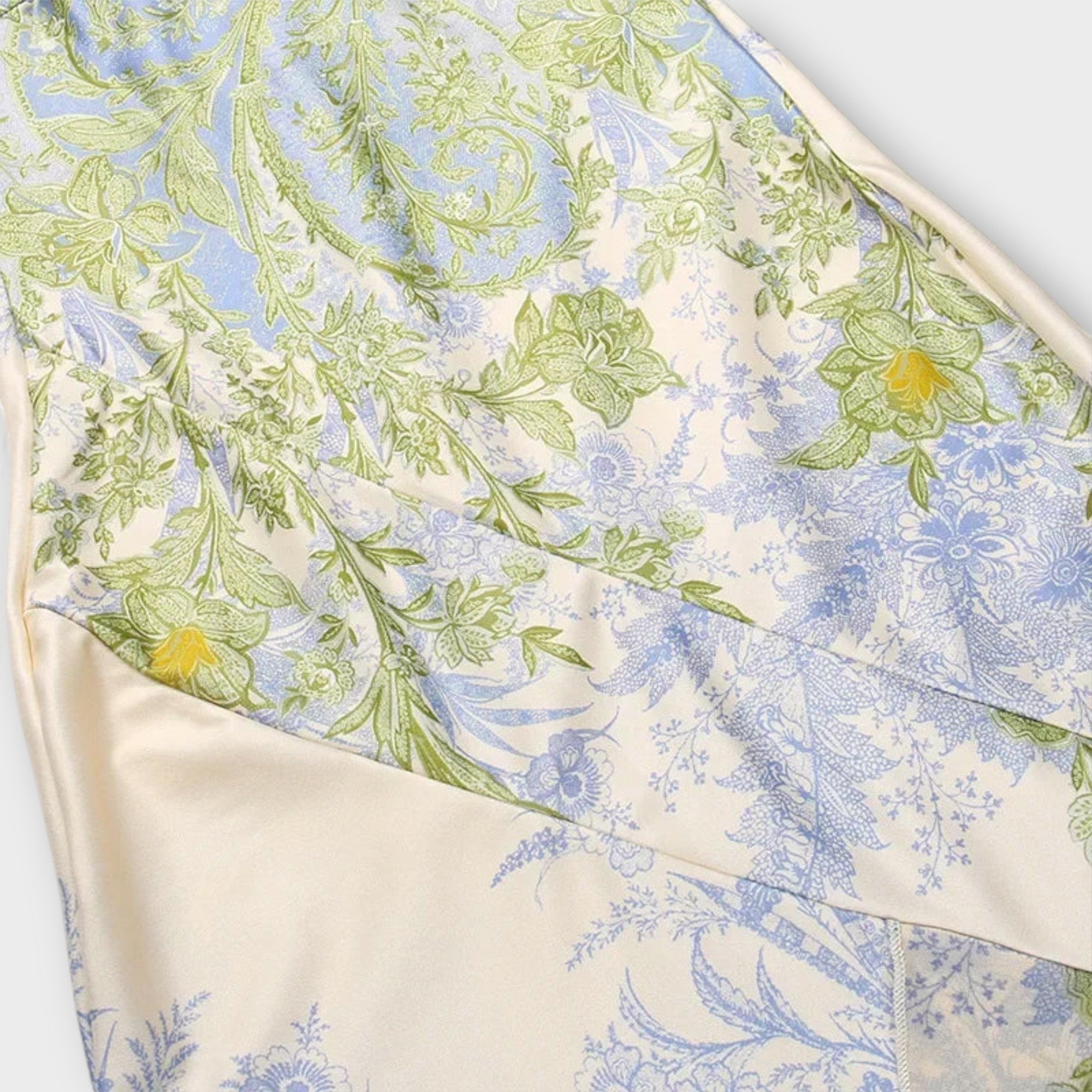 Nahaufnahme: Bandeau-Oberteil mit Pastell-Floralmuster in Grün-, Blau- und Gelbtönen