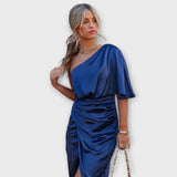 Blaues Satin-Abendkleid mit Fledermausärmel, Wickelbund und seitlichem Schlitz