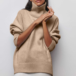 Beiger Rollkragenpullover mit geripptem Stehkragen und Bündchen, glattes Strickbild.