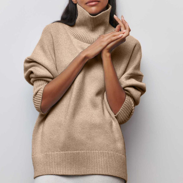 Beiger Rollkragenpullover mit geripptem Stehkragen und Bündchen, glattes Strickbild.