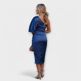 Blaues Satin-Abendkleid, einseitiger Ausschnitt, drapierte Taille, Midi mit Schlitz