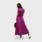 Eshel bequemes Kleid, seitliche Ansicht, V-Ausschnitt und blau-rot Blumenmuster