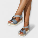 Freizeit-Sandalen mit Keilabsatz, blau-graues Obermaterial mit runder Metallschnalle