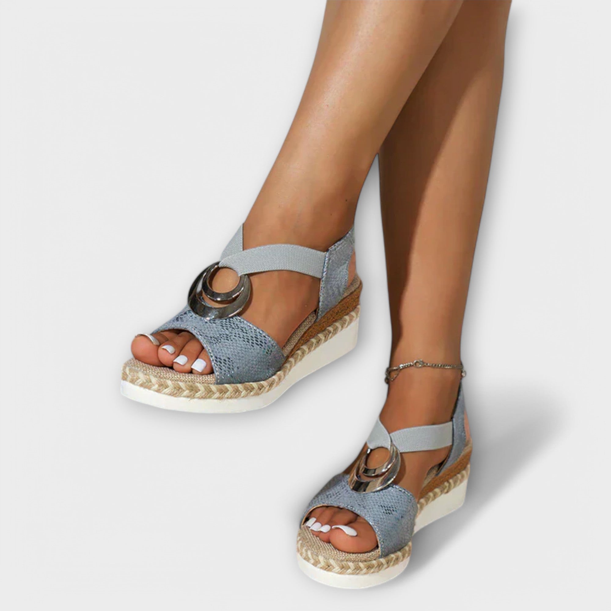 Freizeit-Sandalen mit Keilabsatz, blau-graues Obermaterial mit runder Metallschnalle