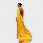 Gelbes Halter-Maxi-Kleid mit offenem Rücken und fließendem Rock