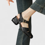 Elegante schwarze Ledersandalen mit Riemen, Metallschnalle und kurzem Blockabsatz