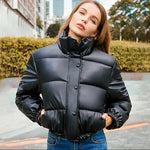 Dunkelgraue Bomberjacke mit wattierter Steppung, Knopfleiste und elastischen Bündchen.