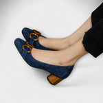 Dunkelblaue Pumps mit Blockabsatz und goldfarbener Schmuckschlaufe