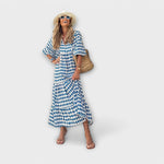 Blau-weißes Maxikleid mit V-Ausschnitt und Rauten-Dreiecks-Muster, Glockensaum